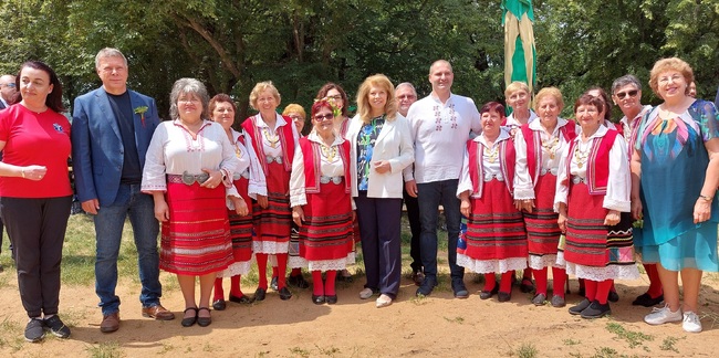 Вицепрезидентът Илияна Йотова участва в откриването на Петропавловския събор на народното творчество