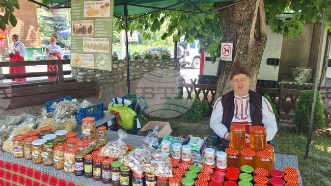 Изпълнители на родопски фолклор се надпяваха и надиграваха на събора „Изворен глас“ в с. Смилян