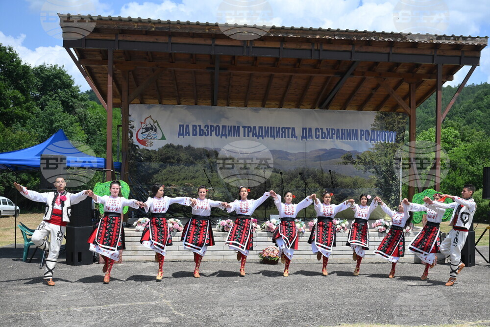 Над 500 самодейци от 47 групи участват във фолклорния събор „Свидня“ край Георги Дамяново