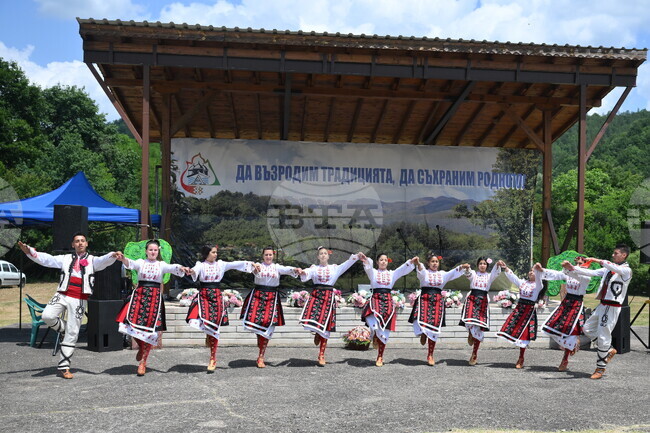 Над 500 самодейци от 47 групи участват във фолклорния събор „Свидня“ край Георги Дамяново