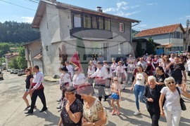 Троян - село Черни Осъм - празник „Чукан боб с коприва и хоро се извива“