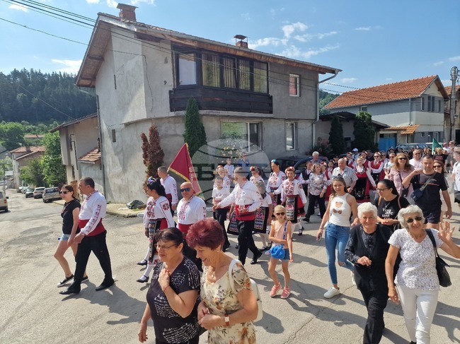 Троян - село Черни Осъм - празник „Чукан боб с коприва и хоро се извива“