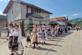 Троян - село Черни Осъм - празник „Чукан боб с коприва и хоро се извива“