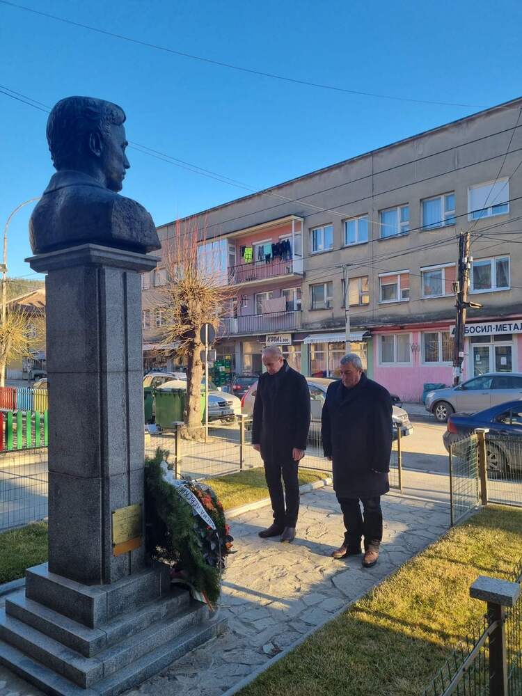 Община Кюстендил: В навечерието на 150-ата годишнина от гибелта на Апостола на свободата Васил Левски, кметът на Кюстендил Петър Паунов и председателят на Общински съвет Иван Андонов, посетиха българската общност в Босилеград