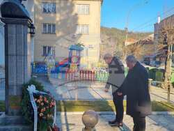 Община Кюстендил: В навечерието на 150-ата годишнина от гибелта на Апостола на свободата Васил Левски, кметът на Кюстендил Петър Паунов и председателят на Общински съвет Иван Андонов, посетиха българската общност в Босилеград