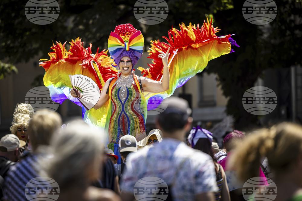 Гей парадът в Цюрих привлече хиляди хора по улиците на града