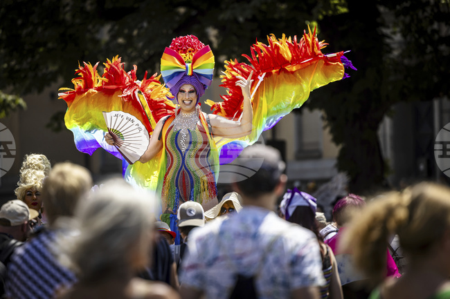 Гей парадът в Цюрих привлече хиляди хора по улиците на града