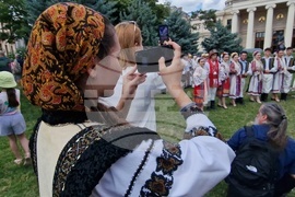 Румъния - Букурещ - „Музика и традиции“ - фестивал - народни носии