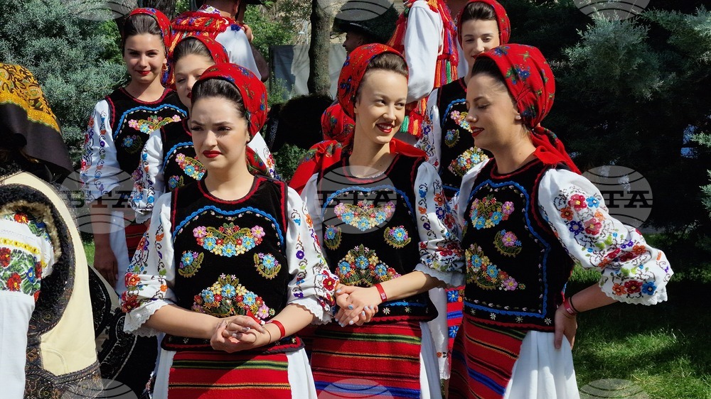 Румъния - Букурещ - „Музика и традиции“ - фестивал - народни носии