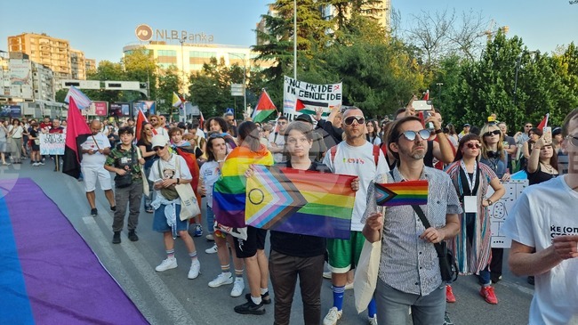 Под мотото „Ще (у)стоим заедно!“ днес в Скопие се провежда шестият Парад на гордостта, съобщават медиите в Северна Македония