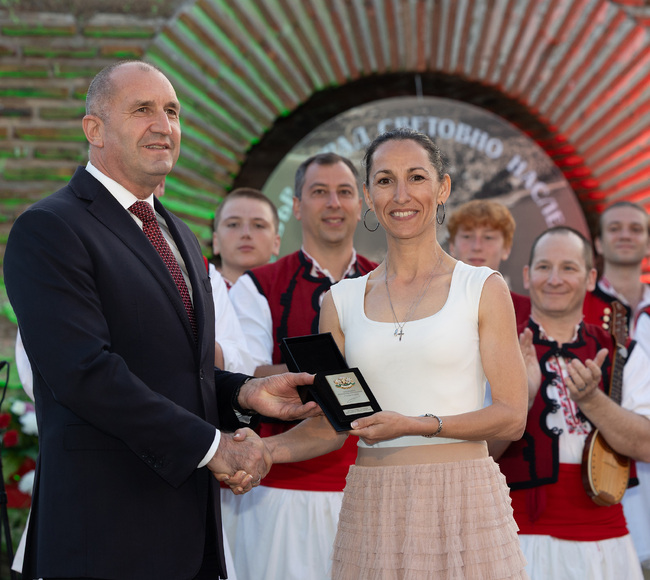 Румен Радев удостои с Почетен знак на президента най-стария български фолклорен ансамбъл в САЩ „Отец Паисий“