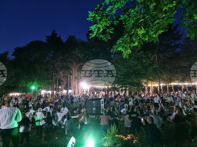 Стотици се събраха на първия фестивал „Фолклорна магия“ в Стралджа в навечерието на Деня на българския фолклор