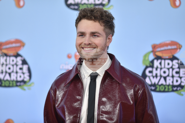 Алекс Уорън оглавява класацията на "Билборд" за сингли за девета седмица