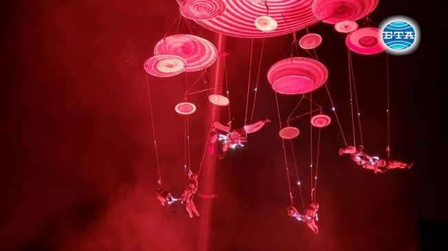 Спектакъл с акробатика и светлини събра хиляди на площад "Унири" в Тимишоара