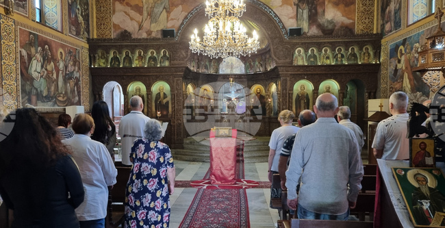 Нека вървим по пътя на светците, за да служим на вяра, на народ и Отечество, призова миряните от Търговище отец Славчо Проданов