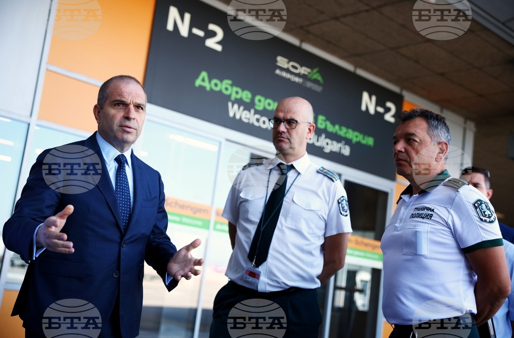 Има пропуски на ГД "Гражданска въздухоплавателна администрация", каза Гроздан Караджов, след като 300 пътници бяха блокирани на летището