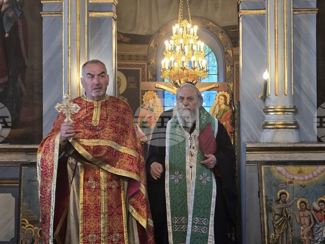 С любов и с търпение да се обръщаме към нашите български светии, каза отец Йордан от плевенския храм „Света Параскева“