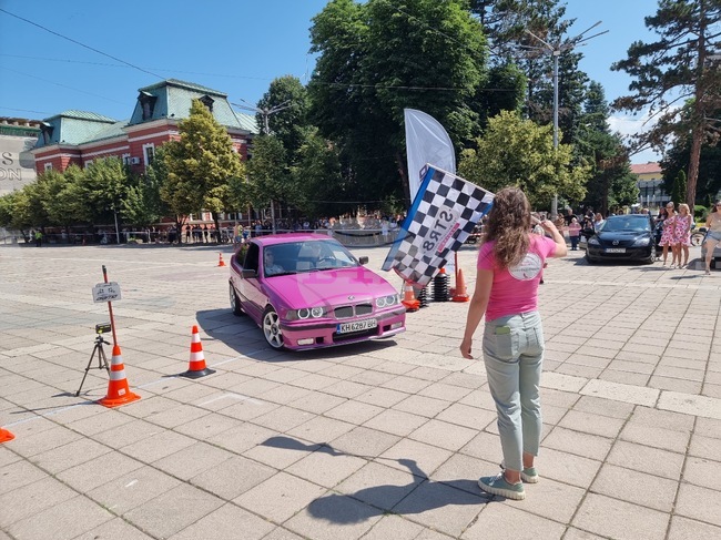 Общо 23 екипажа участваха в автошоу „Скорост и високи токчета“ в Кюстендил