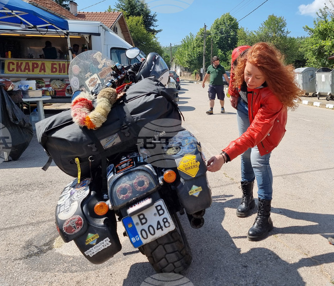 Село Бусинци - Виолета Иванова, българката, обиколила света с мотора си