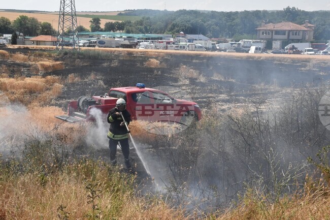 Подпалил се в движение трактор причини пожар в нива в землището на Димитровград
