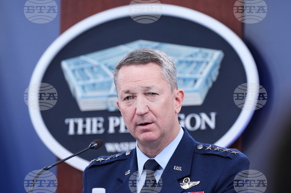 Седем бомбардировача B-2 и 14 противобункерни бомби са били използвани в американските удари по ирански ядрени обекти, заяви най-висшият американски военен