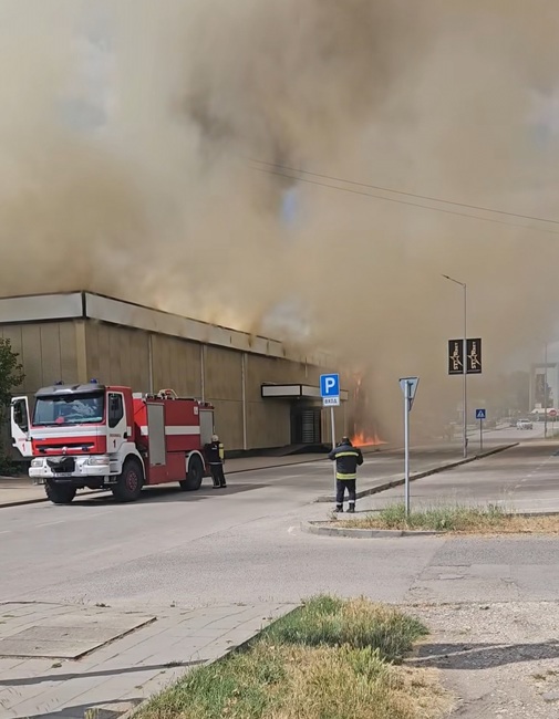 Пламна сграда на бивше казино в Свиленград, причините се установяват