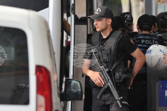 Турските власти заловиха над 900 души при мащабна операция срещу разпространението на наркотици 