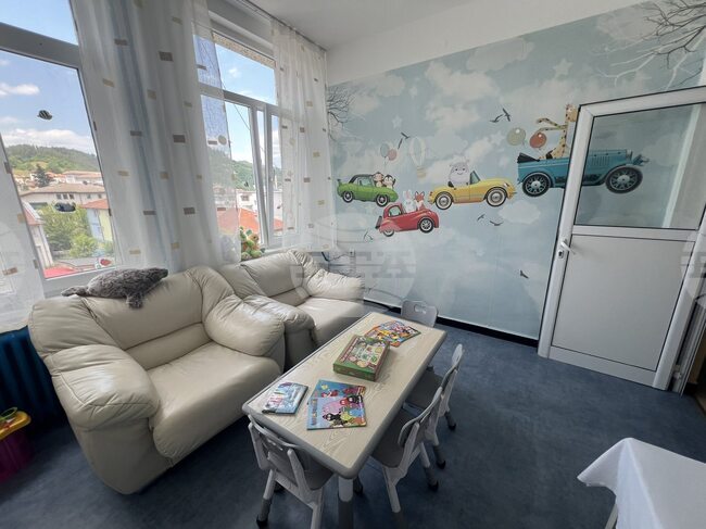 Младежи обновиха стаята за игра в детското отделение на болницата в Златоград