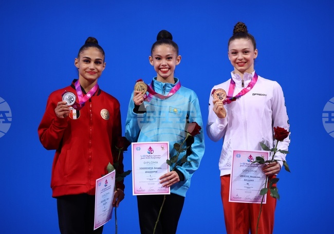 Световната шампионка по художествена гимнастика Акмарал Ерекешева се подготвя при българската треньорка Силвия Митева в София