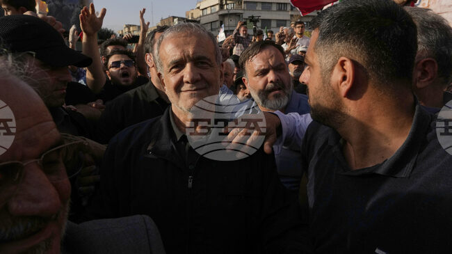 Ройтерс: Иранските лидери се смесват с тълпите по улиците на Техеран, за да демонстрират контрол във военно време 