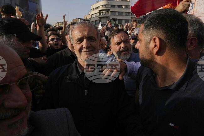 Ройтерс: Иранските лидери се смесват с тълпите по улиците на Техеран, за да демонстрират контрол във военно време 