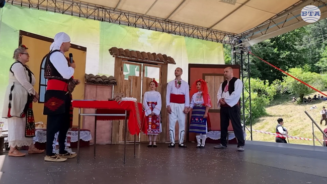 Младо семейство от Враца се венча по стар обичай по време на Националния фолклорен фестивал „Леденика“