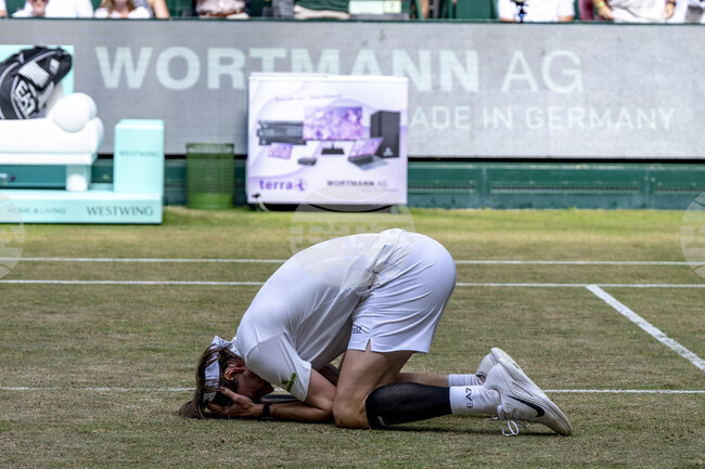 Александър Бублик е шампионът на турнира в Хале след победа във финала над Даниил Медведев