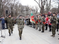 Стотици жители и гости на Русе, сред които и десетки деца, почетоха паметта на Апостола на свободата. Това се случи днес по време на организираната съвместна церемония между Община Русе и Областна администрация – Русе.
