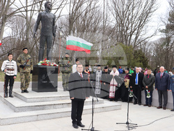 Стотици жители и гости на Русе, сред които и десетки деца, почетоха паметта на Апостола на свободата. Това се случи днес по време на организираната съвместна церемония между Община Русе и Областна администрация – Русе