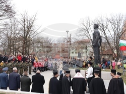 Стотици жители и гости на Русе, сред които и десетки деца, почетоха паметта на Апостола на свободата. Това се случи днес по време на организираната съвместна церемония между Община Русе и Областна администрация – Русе