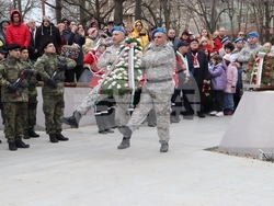 Стотици жители и гости на Русе, сред които и десетки деца, почетоха паметта на Апостола на свободата. Това се случи днес по време на организираната съвместна церемония между Община Русе и Областна администрация – Русе