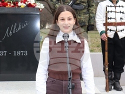 Стотици жители и гости на Русе, сред които и десетки деца, почетоха паметта на Апостола на свободата. Това се случи днес по време на организираната съвместна церемония между Община Русе и Областна администрация – Русе