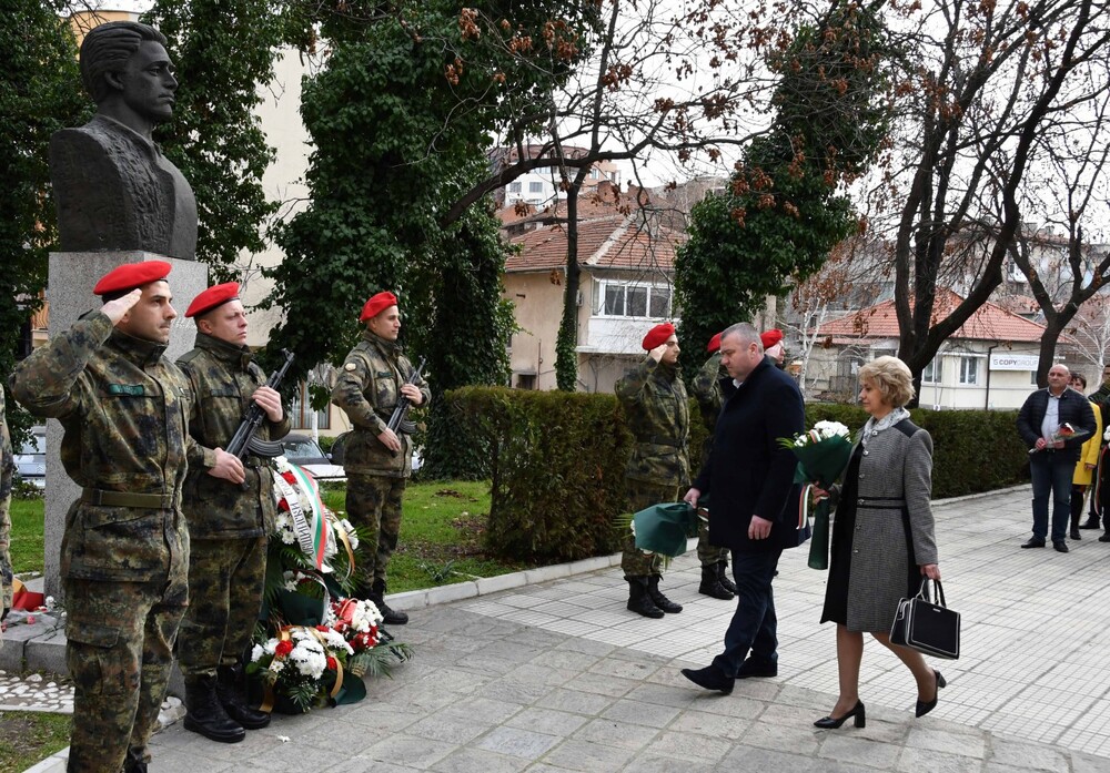 Заместник – кметът на Хасково Динко Тенев: 150 години България почита два пъти Възкресението. Веднъж, когато Христос възкръсва, за да ни спаси от греховете ни и втори път- когато загива Апостола, за да възкръсне България