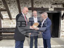 Министерство на туризма: Министър Илин Димитров връчи символично на кметовете на Мелник и Сандански първата табела за винена дестинация заедно с министрите на иновациите и растежа и на земеделието