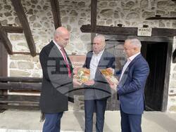 Министерство на туризма: Министър Илин Димитров връчи символично на кметовете на Мелник и Сандански първата табела за винена дестинация заедно с министрите на иновациите и растежа и на земеделието