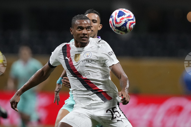 Кристъл Палас проявява интерес към защитника на Манчестър Сити Мануел Аканджи