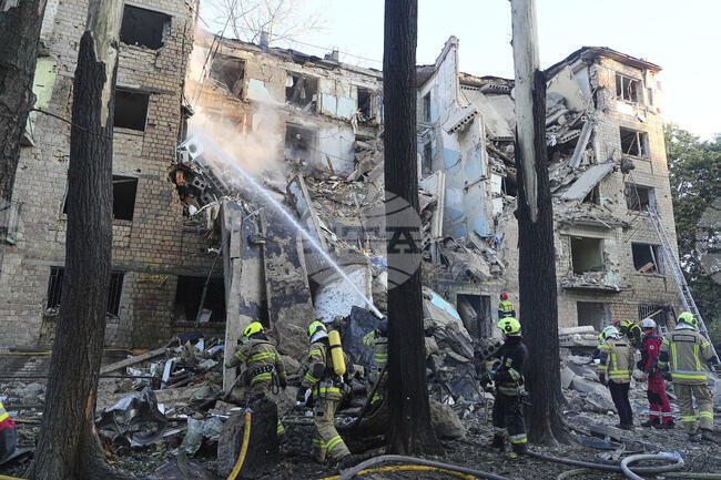 Една жена е убита, а няколко души са ранени при руска атака срещу Киев тази нощ