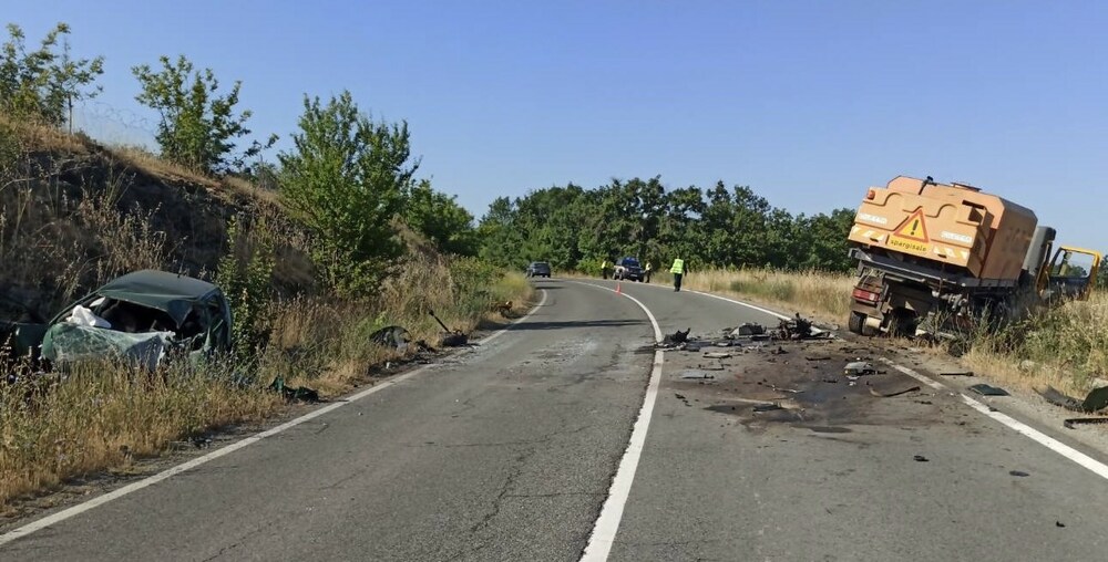 Водач на лек автомобил е загинал при челен удар с водоноска на пътя Бургас - Малко Търново