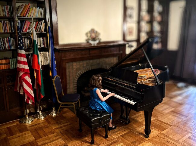 Генералното консулство на България в Ню Йорк домакинства рецитал за пиано на ученици