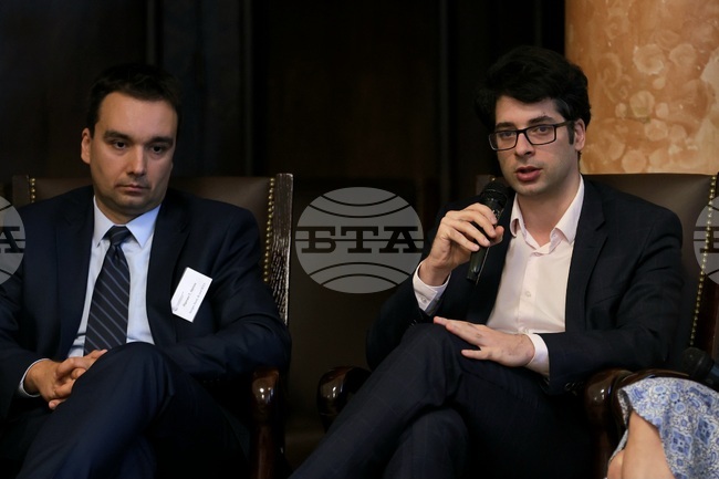 Дългосрочната цел трябва да бъде повишаване на стандарта на живот в България и еврозоната ще благоприятства това, смята Атанас Пеканов 