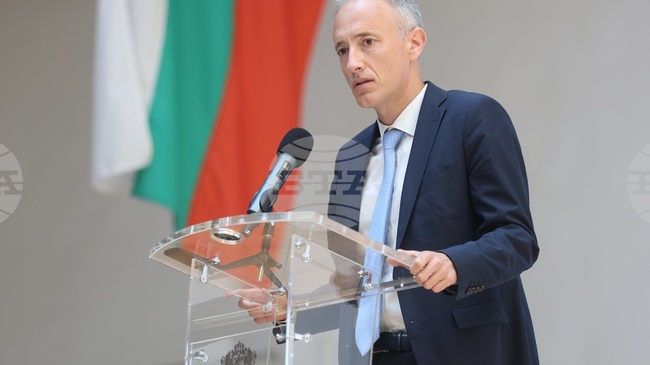 Education Minister: Science and Math Curricula Are Overly Ambitious