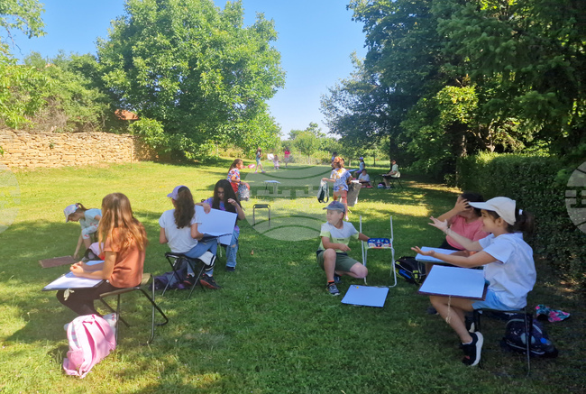 Деца участват в творчески пленер в търговищкото село Момино