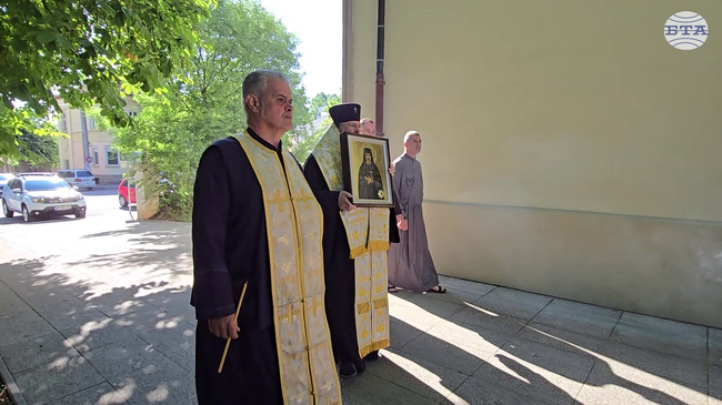 Във Враца десетки миряни посрещнаха чудодейната икона и мощите на Свети Никифор Прокажения