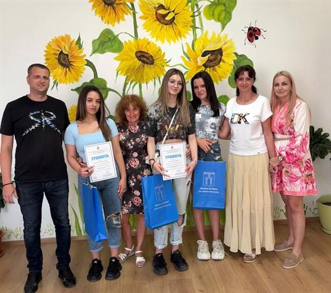 Ученици от Ихтиман намериха 700 лева и ги предадоха в Районно управление